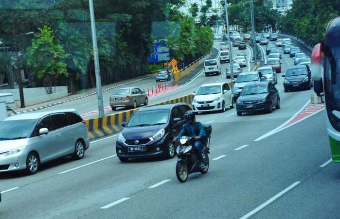 馬路上的摩托車主像賽手，汽車避讓人提醒 去這些國家請注意安全